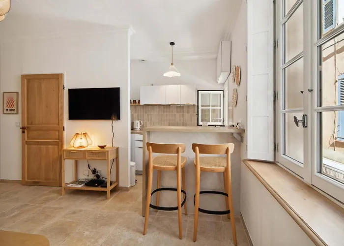 Petit Saint-jean L Old Village L Shellter